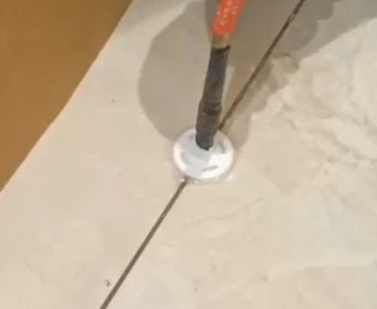 建昌瓷砖空鼓维修公司专业解答瓷砖在铺贴过程中，如果没有涂抹均匀到位的粘结材料（如水泥砂浆或瓷砖胶），可能会导致以下问题