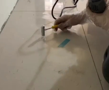 建昌瓷砖开裂维修公司专业分享瓷砖在铺贴前如果没有沥干水分，将会导致以下问题