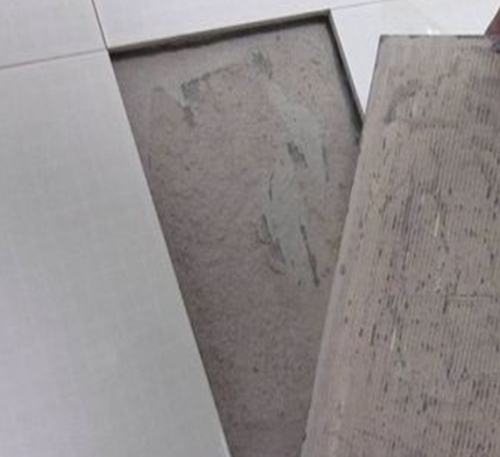 建昌瓷砖空鼓维修公司分享瓷砖铺贴时如果打浆（即涂抹在瓷砖背面和基层上的砂浆或瓷砖胶）过少，会带来以下问题